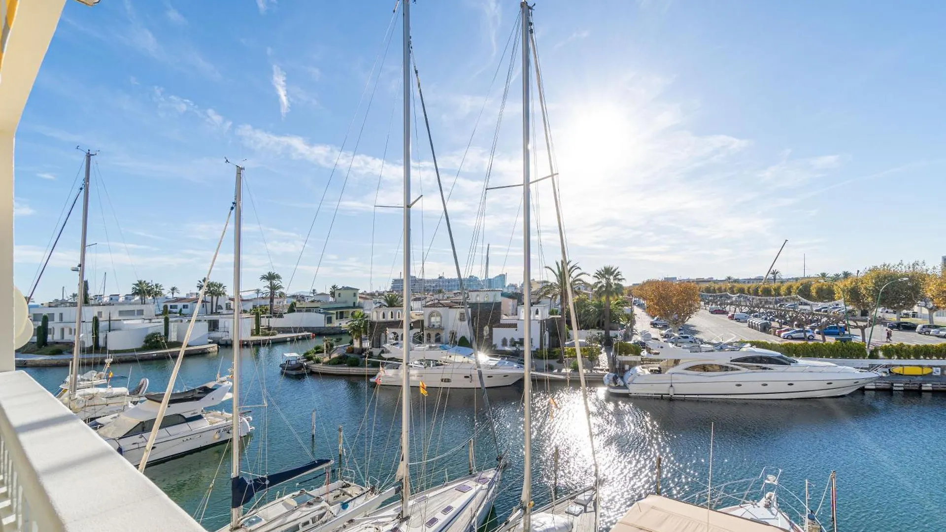 Moderno Apartamento Frente Al Canal Con Terrazas Apartment Empuriabrava Spain
